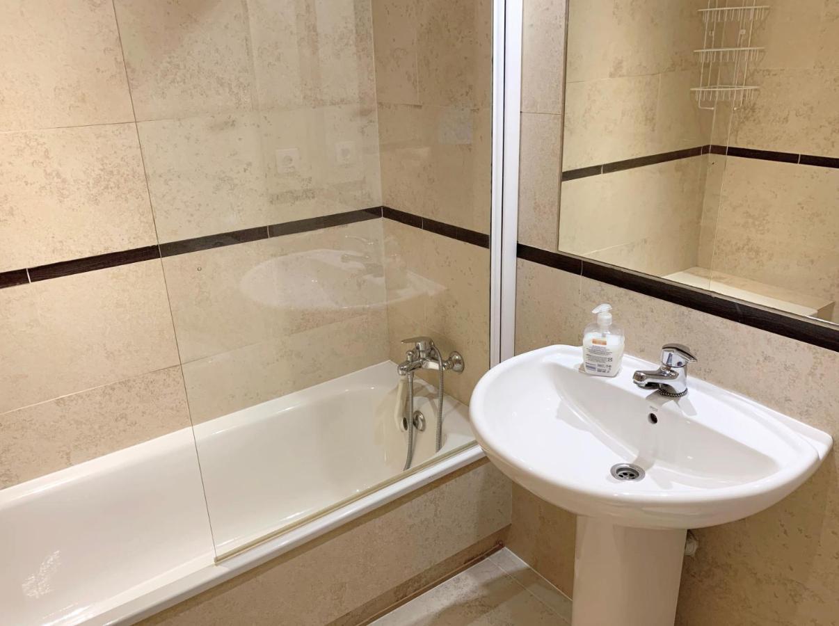 Salinas. Apartment For 4. Terrace/Parking/Pools/Gym/4Mins Beach Эстепона Экстерьер фото